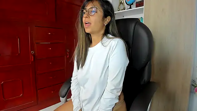 Snapshot of Isabellaa22_1 chatting on June 7, 3:27 pm Isabellaa22 1 online show from June 7, 3:27 pm