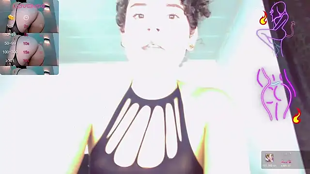 Snapshot of DoveCameron_ chatting on July 28, 2:18 am DoveCameron online show from July 28, 2:18 am