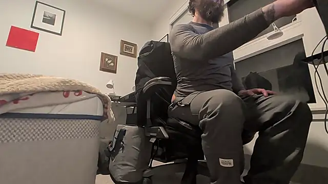 Armyexhibitionistvet online show from December 14, 8:30 am