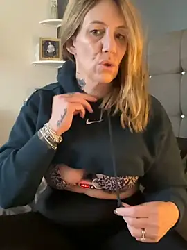 blondebitch2 online show from January 31, 2:28 pm