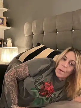 blondebitch2 online show from February 2, 6:42 pm