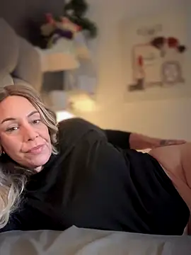 Snapshot of blondebitch2 chatting on November 11, 10:04 am blondebitch2 online show from November 11, 10:04 am