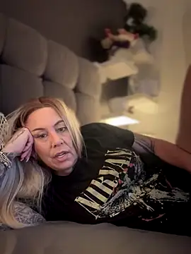 Snapshot of blondebitch2 chatting on November 14, 9:41 am blondebitch2 online show from November 14, 9:41 am