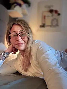 Snapshot of blondebitch2 chatting on January 14, 2:23 pm blondebitch2 online show from January 14, 2:23 pm