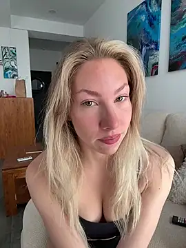 LuisaBecker online show from February 1, 11:42 am