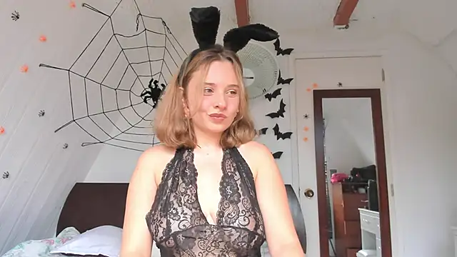 Sophy Bunny online show from October 18, 6:30 pm