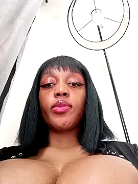 Snapshot of Busty_Bambi chatting on April 20, 11:24 am Busty Bambi online show from April 20, 11:24 am