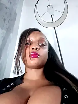 Snapshot of Busty_Bambi chatting on June 13, 12:19 am Busty Bambi online show from June 13, 12:19 am