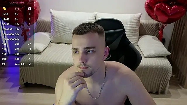 Snapshot of Larstar01 chatting on October 28, 10:23 pm Larstar01 online show from October 28, 10:23 pm