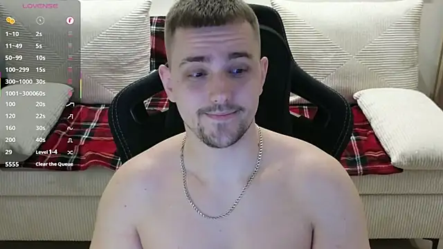 Snapshot of Larstar01 chatting on February 5, 11:31 pm Larstar01 online show from February 5, 11:31 pm