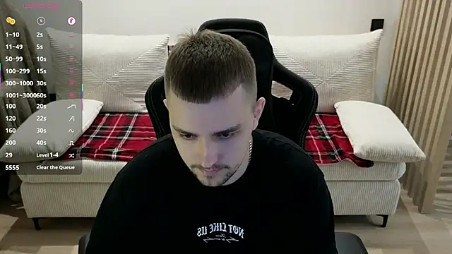 Snapshot of Larstar01 chatting on February 8, 4:43 pm Larstar01 online show from February 8, 4:43 pm