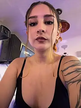 Snapshot of Mon_Cherry chatting on April 23, 2:02 am Mon Cherry online show from April 23, 2:02 am
