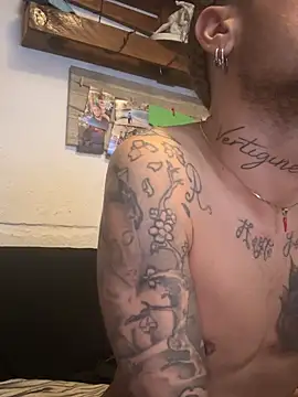 Snapshot of EnricoGio chatting on February 5, 6:35 am EnricoGio online show from February 5, 6:35 am