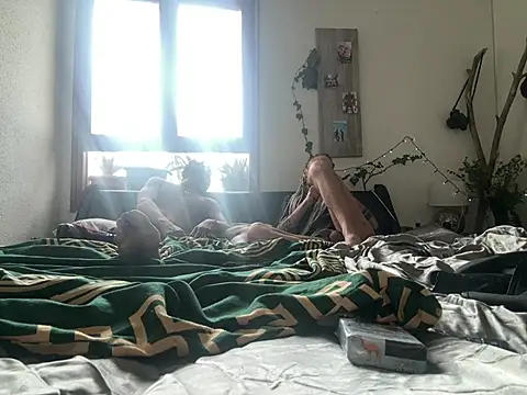 Snapshot of EnricoGio chatting on February 16, 4:47 pm EnricoGio online show from February 16, 4:47 pm