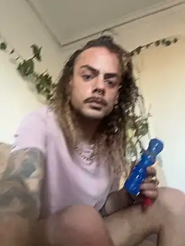 Snapshot of EnricoGio chatting on February 21, 4:30 pm EnricoGio online show from February 21, 4:30 pm