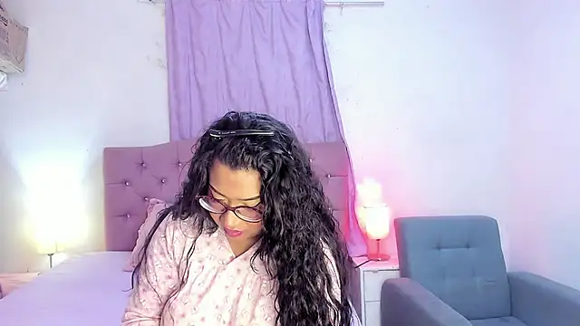 Snapshot of Latinabombsheell chatting on April 28, 4:06 am Latinabombsheell online show from April 28, 4:06 am