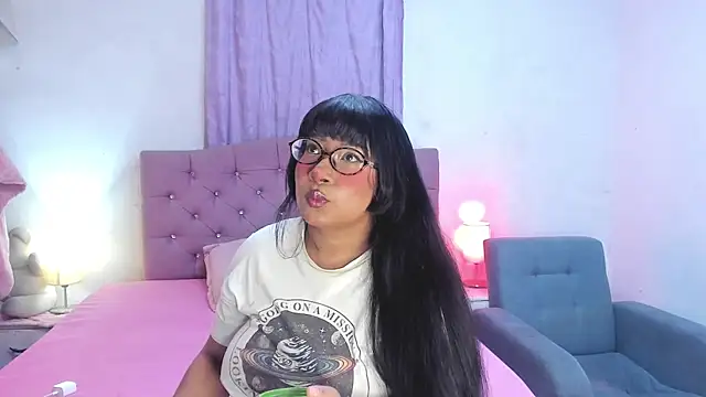 Snapshot of Latinabombsheell chatting on June 3, 7:33 am Latinabombsheell online show from June 3, 7:33 am