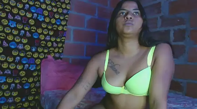 Snapshot of Giselabrunette25 chatting on December 22, 3:44 pm Giselabrunette25 online show from December 22, 3:44 pm