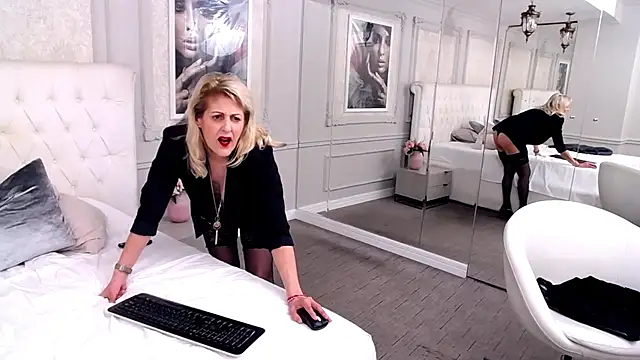 ElenaJuarez online show from March 22, 6:03 pm