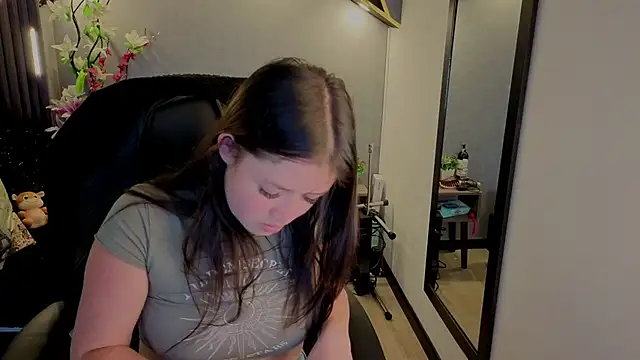 almma shy online show from October 4, 3:21 pm