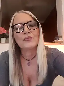 Snapshot of kikkastar chatting on December 1, 8:09 pm kikkastar online show from December 1, 8:09 pm