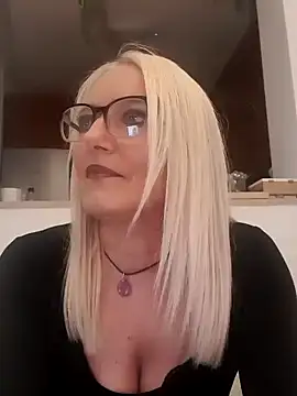 Snapshot of kikkastar chatting on February 9, 8:34 pm kikkastar online show from February 9, 8:34 pm