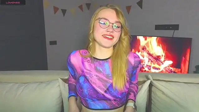 Snapshot of Aurora_Golden1 chatting on December 2, 4:31 pm Aurora Golden1 online show from December 2, 4:31 pm