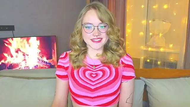 Snapshot of Aurora_Golden1 chatting on December 19, 3:41 pm Aurora Golden1 online show from December 19, 3:41 pm