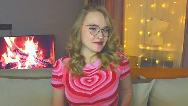 Snapshot of Aurora_Golden1 chatting on December 19, 6:45 pm Aurora Golden1 online show from December 19, 6:45 pm
