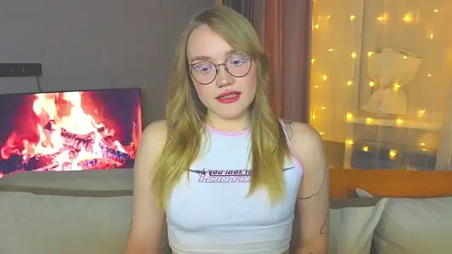 Snapshot of Aurora_Golden1 chatting on December 21, 3:53 pm Aurora Golden1 online show from December 21, 3:53 pm