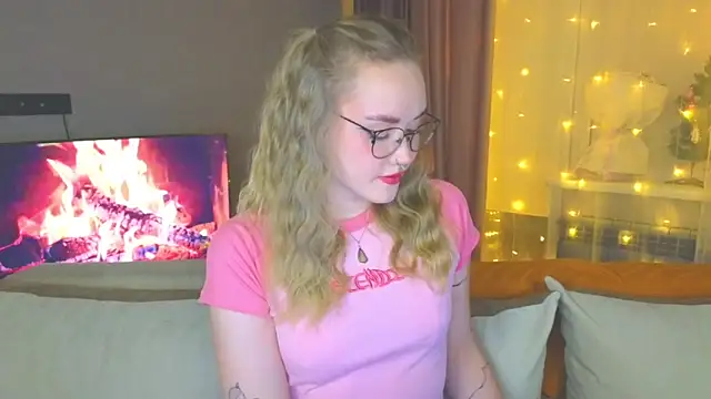 Snapshot of Aurora_Golden1 chatting on December 24, 3:58 pm Aurora Golden1 online show from December 24, 3:58 pm