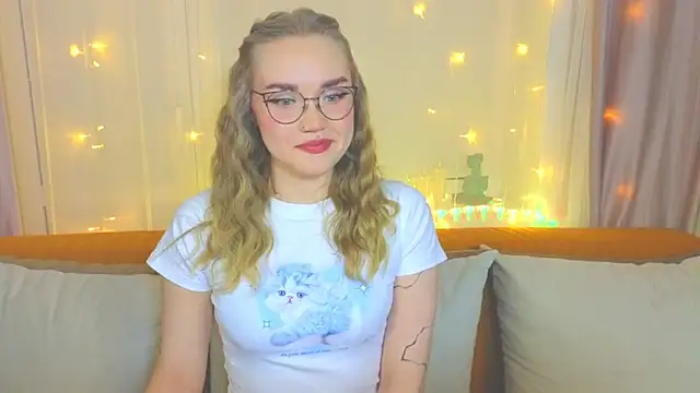 Snapshot of Aurora_Golden1 chatting on February 11, 4:02 pm Aurora Golden1 online show from February 11, 4:02 pm