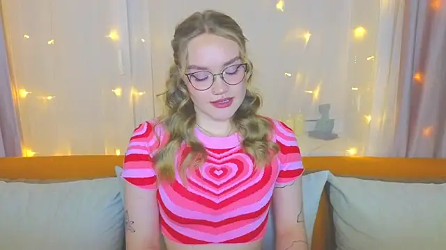Snapshot of Aurora_Golden1 chatting on March 18, 7:10 pm Aurora Golden1 online show from March 18, 7:10 pm
