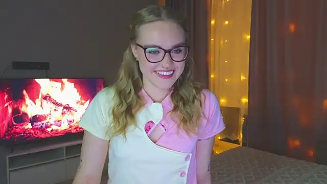 Snapshot of Aurora_Golden1 chatting on October 11, 7:01 pm Aurora Golden1 online show from October 11, 7:01 pm