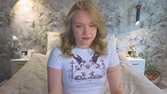 Snapshot of Aurora_Golden1 chatting on June 23, 4:32 am Aurora Golden1 online show from June 23, 4:32 am