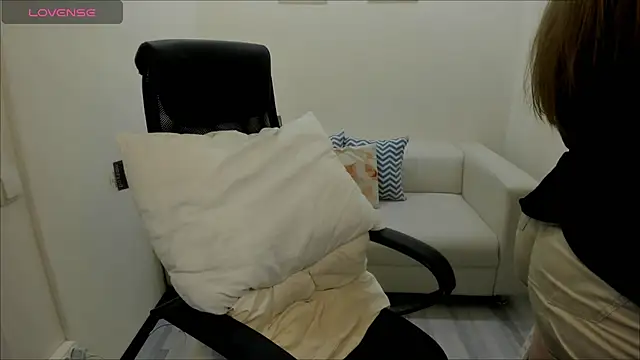 Snapshot of AlisaBacker chatting on December 13, 1:12 pm AlisaBacker online show from December 13, 1:12 pm