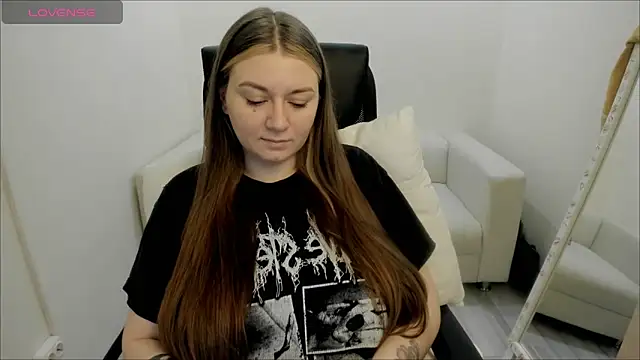 Snapshot of AlisaBacker chatting on January 8, 9:44 pm AlisaBacker online show from January 8, 9:44 pm