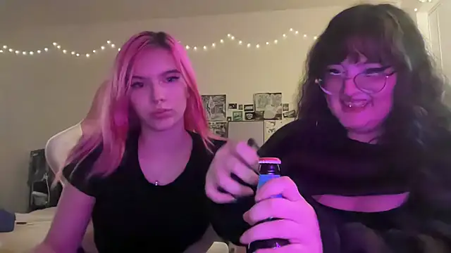 Snapshot of xKittyKat chatting on January 7, 3:31 am xKittyKat online show from January 7, 3:31 am