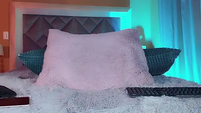 Snapshot of Ezraa1 chatting on December 12, 1:06 pm Ezraa1 online show from December 12, 1:06 pm