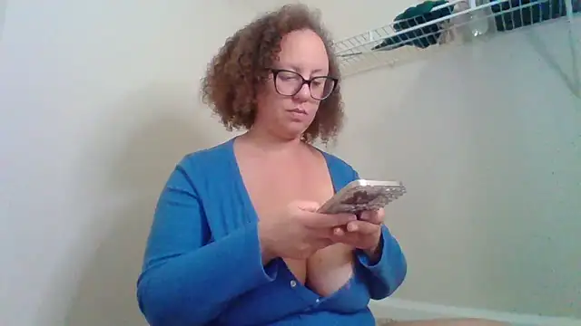 Snapshot of Paisleehaze chatting on October 27, 1:31 am Paisleehaze online show from October 27, 1:31 am