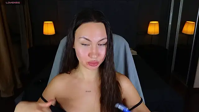 Snapshot of GIGI_BENNET chatting on December 2, 6:43 pm GIGI BENNET online show from December 2, 6:43 pm