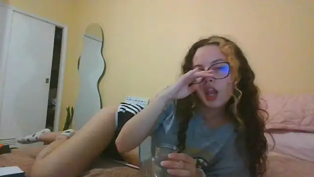 Snapshot of frikigyal chatting on January 19, 2:36 am frikigyal online show from January 19, 2:36 am