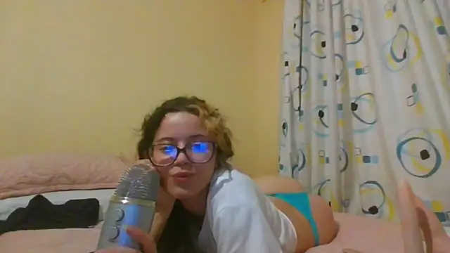 Snapshot of frikigyal chatting on February 12, 2:45 am frikigyal online show from February 12, 2:45 am