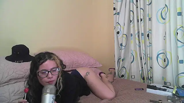 Snapshot of frikigyal chatting on February 18, 2:38 am frikigyal online show from February 18, 2:38 am