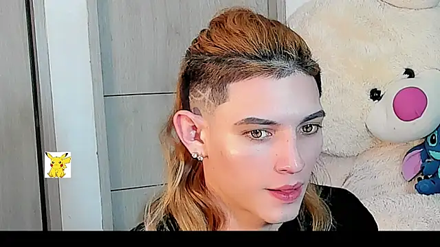 Snapshot of honey_skin chatting on January 1, 1:37 am honey skin online show from January 1, 1:37 am