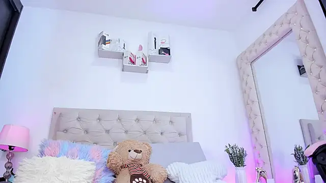 Snapshot of lorennahernandez01 chatting on February 24, 11:30 am lorennahernandez01 online show from February 24, 11:30 am