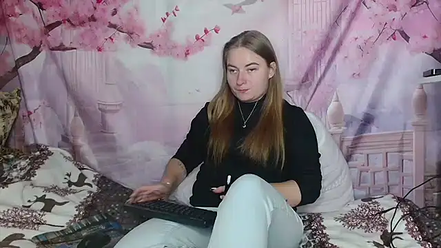 Snapshot of ElenaMaeer chatting on October 4, 12:47 pm ElenaMaeer online show from October 4, 12:47 pm