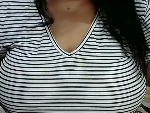 Snapshot of dramebaz_queen chatting on May 15, 7:32 pm dramebaz queen online show from May 15, 7:32 pm