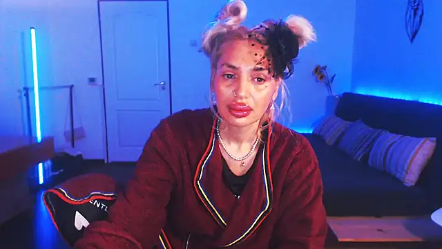 beauty chl0e online show from December 25, 9:00 pm