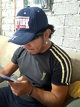 Snapshot of GusssHOT chatting on June 5, 6:35 pm GusssHOT online show from June 5, 6:35 pm